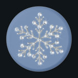 Íman Magnet Crystal Snowflake<br><div class="desc">Cristais espumantes e miçangas cintilantes decoram este floco de neve ilustrado. Este ímã faz um presente maravilhoso para os hóspedes. Está disponível em vários tamanhos e várias são perfeitas para decorar qualquer superfície magnética durante o inverno.</div>
