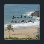 Íman Magnet de Data de Casamento de Oceano e Praia<br><div class="desc">Belo cenário em Kauai,  Havaí do oceano e praia arenosa com palmeira e ondas ondulantes. Adicione nomes ou outras informações conforme desejar.</div>