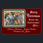 Íman Magnet de Fotografia do Cartão de Natal<br><div class="desc">O design de Imagem do Cartão de Natal apresenta a sua fotografia no canto superior esquerdo contra um fundo burgundy. Foto formada por uma adorável borda verde e branca. O título personalizável diz, "Feliz Natal" em letras brancas. Imagem de um Papai Noel equilibrada no topo do "C". A redação abaixo...</div>