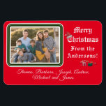 Íman Magnet de Fotografia do Cartão de Natal<br><div class="desc">O design de Imagem do Cartão de Natal apresenta a sua fotografia no canto superior esquerdo contra um fundo vermelho. Foto formada por uma adorável borda verde e branca. O título personalizável diz, "Feliz Natal" em letras brancas. Imagem de um Papai Noel equilibrada no topo do "C". A redação abaixo...</div>