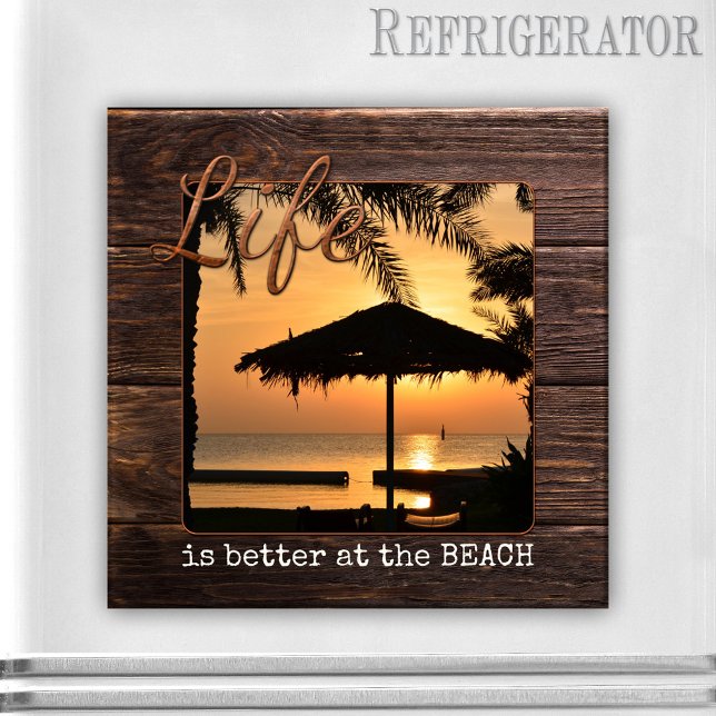 Íman Magnet de Fotografias de Praia de Holiday Keepsasa (Beach holiday keepsake magnet featuring your photo framed by rustic wood and rose gold text)