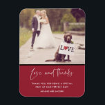 Íman Magnet de Fotos de Casamento Vermelho e Obrigados<br><div class="desc">Compartilhe sua foto de casamento favorita com seus convidados de casamento,  amigos,  família e festas de casamento com esses ímãs de fotos personalizados em nosso design de "amor e obrigados". Personalize com sua foto,  mensagem personalizada e nomes.</div>