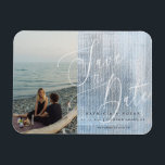 Íman Magneta de Fotografia Flexível de Casamento de Scr<br><div class="desc">O design apresenta um moderno e branco fluindo para salvar o script de data,  e sua incrível foto contra um pano de fundo texturizado de cor azul-céu. Personalize facilmente com informações importantes de escolha. Irá elogiar qualquer casamento temático moderno em qualquer época de casamento.</div>