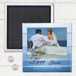 Íman Magneta de Fotografia Náutica de Casamento com Fai<br><div class="desc">Casamento elegante Obrigado,  foto-ímã,  com sua própria foto favorita de casamento,  emoldurada por uma pinta de design de ton sur ton,  listrada azul,  com um revestimento de prata. Bonito para um casamento com temas azuis ou casamento náutico e personalizável como Imã salve a data.</div>