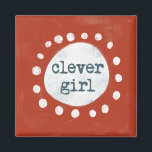 Íman Magneta Frigorífica da Garota Clever<br><div class="desc">Um fundo vermelho arrojado apresenta a frase "garota inteligente" no centro,  fechada por um anel de pontos brancos ao redor de um oval branco maior. A design brincalhona e simplista enfatiza a mensagem central.</div>