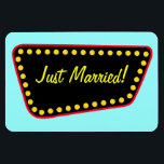 Íman Magneto do Recem casados Retroativo<br><div class="desc">Este ímã de Recem casados se parece com um sinal de néon retrô. O design é da arte original.</div>