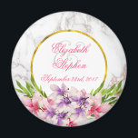 Íman Magnolias de Aquarela, Casamento de Textura de Mar<br><div class="desc">Um imã de casamento com um elegante design moderno - uma textura falsa de mármore em branco constitui o fundo. A camada sobre o topo é uma moldura com uma borda falsa de folha de ouro. Flores grandes,  cor-de-água,  cor-de-rosa e roxa,  magnólias,  com sotaques verdes,  enfeitam o design.</div>