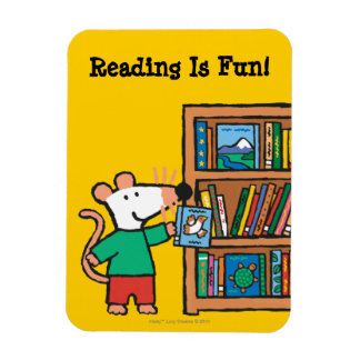 Íman Maisy e uma prateleira de livros