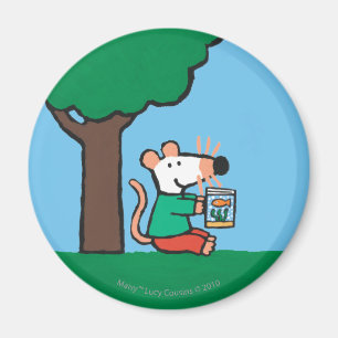 Íman Maisy lê seu livro da biblioteca fora