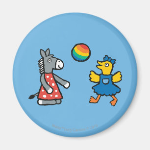 Íman Maisy na pré-escola com amigos no pátio