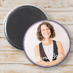 Íman Mama Bear Enquadrou Foto Simples Moderna<br><div class="desc">Este design simples e clássico é composto por tipografia serif e adiciona uma foto personalizada. "Mama Bear" escrito em roteiro com um fundo da foto de sua mãe,  mãe,  mãe etc.</div>