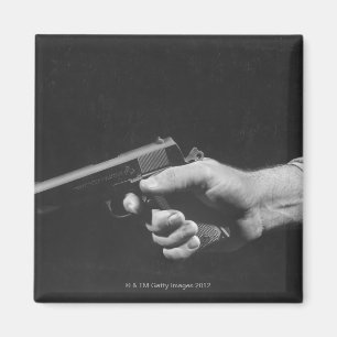 Íman Man Holding Gun