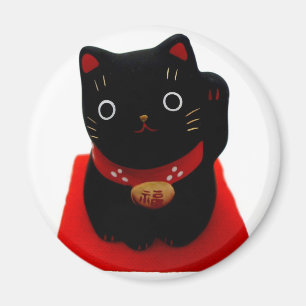 Íman Maneki preto Neko em um tapete vermelho