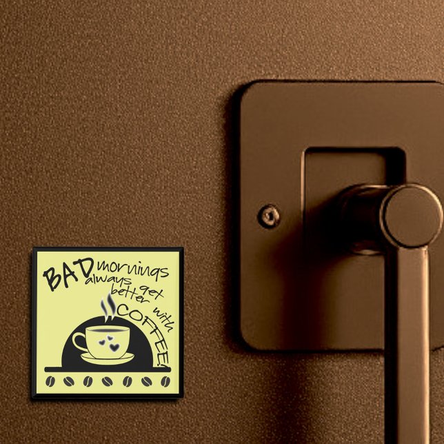 Íman Manhãs Divertidas Melhoram Com O Café Amarelo Trab (2" square magnet)