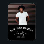 Íman Manutenção de Memória de aniversário de 21 anos de<br><div class="desc">Íman de manutenção da família personalizada legal. Este layout apresenta um design de tipografia esportiva moderno,  assim como um legal script de assinatura ao lado de sua foto,  saudação personalizada,  nome e data.</div>