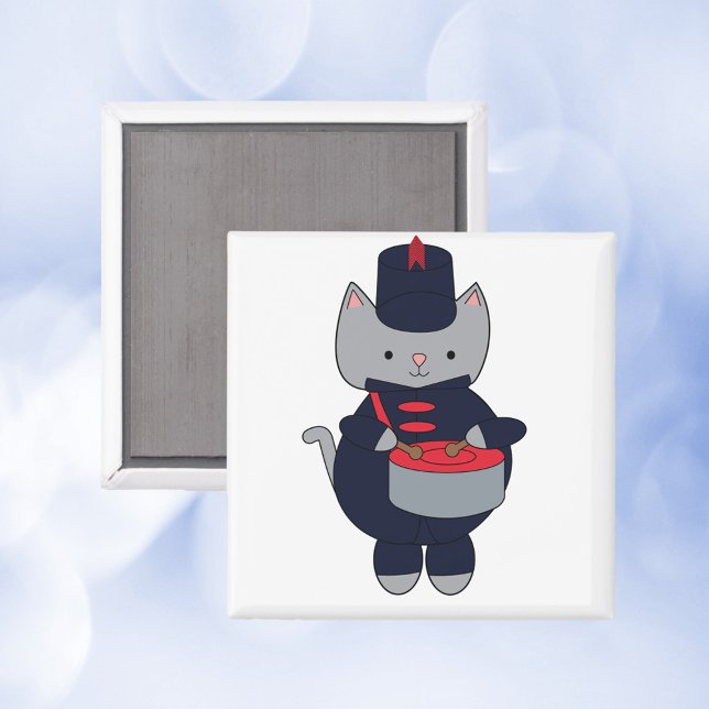 Íman Marching Band Cat Drummer Navy Blue Red (A magnet featuring a cat playing a drum in a navy blue & red marching band uniform.)