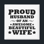 Íman marido orgulhoso de uma maravilhosa e bela esposa<br><div class="desc">Este marido original orgulhoso de um maravilhoso design gráfico de esposa com uma impressionante letra tipográfica é uma ideia de excelente aniversário e Dia de os pais para todos os pais, maridos e pais apreciados, especiais, corajosos, maravilhosos e do tipo um! O melhor presente de feriado incrível e engraçado para...</div>