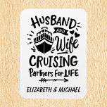 Íman Marido Wife Cruising Partners Cabin Door<br><div class="desc">Este design pode ser personalizado na área fornecida pela alteração da foto e/ou do texto. Ou pode ser personalizado clicando em Personalizar este Modelo e, em seguida, escolhendo o clique para personalizar mais a opção e excluir ou alterar a cor do plano de fundo, adicionar texto, alterar a cor ou...</div>