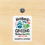Íman Marido Wife Cruising Partners Cabin Door<br><div class="desc">Este design pode ser personalizado na área fornecida pela alteração da foto e/ou do texto. Ou pode ser personalizado clicando em Personalizar este Modelo e, em seguida, escolhendo o clique para personalizar mais a opção e excluir ou alterar a cor do plano de fundo, adicionar texto, alterar a cor ou...</div>