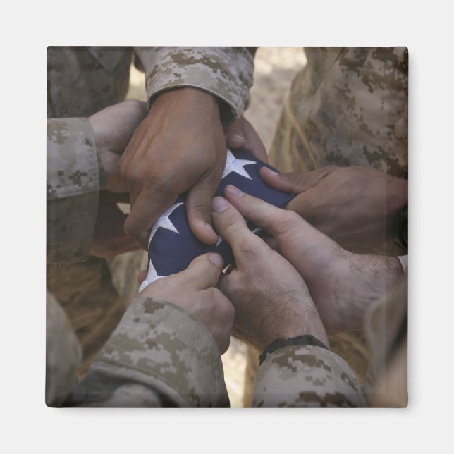 Íman Marines dobram uma bandeira americana (Frente)