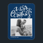 Íman Marinho Azul, Foto da Caligrafia Moderna<br><div class="desc">Feliz Natal! Mande desejos de Natal para a família e amigos com este imã de Natal personalizável. Apresenta caligrafia moderna e uma escrita simples sobre fundo azul. Personalize este ímã de Natal da caligrafia moderna adicionando sua foto, mensagem e nomes. Este cartão de Natal moderno está disponível em outros estoques...</div>