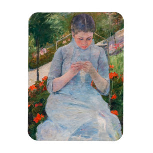 Íman Mary Cassatt - Menina costurando em um Jardim