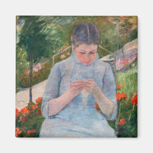 Íman Mary Cassatt - Menina costurando em um Jardim
