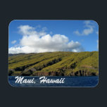 Íman Maui Hawaii - Lindas Montanhas Oceânicas Fotografi<br><div class="desc">Uma bela fotografia da Baía de Maalaea em Maui,  Havaí. Bonito montanhas verdes,  enrolando a maravilhosa paisagem marinha azul oceânica com moinhos de vento e nuvens brancas no topo da adorável colina. Esta paisagem cênica é amada pelos havaianos e turistas nas férias.</div>