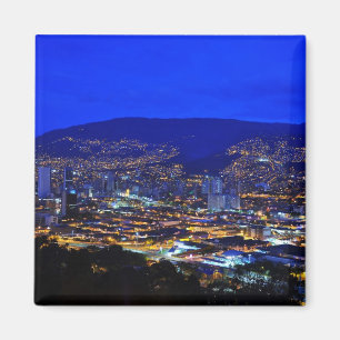 Íman Medellin, Colômbia na noite
