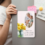 Íman Melhor Foto Vertical Rosa Gingham e Daffodils<br><div class="desc">Imã de geladeira de fotos com sua própria foto e texto personalizado, como o melhor vovô em todo o mundo. Este design bonitinho apresenta um pote de daffodils em cor-de-rosa, tipografia escrita à mão e design de gingham country. Perfeito para Dia de as mães, aniversário, nascimento de um novo neto,...</div>