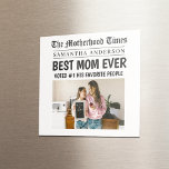 Íman Melhor Mãe Alguma Vez Personalizar Nome e Foto<br><div class="desc">Coloque a mãe nas manchetes. Literalmente! Este hilariante e sincero ímã de fotos quadradas é estilizado como uma página de frente do jornal vintage e apresenta seu nome personalizado, foto, e o título ousado "Melhor Mãe Nunca - Votada #1 por Suas Pessoas Favoritas." Perfeito como um pequeno mas significativo presente...</div>