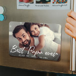 Íman MELHOR PAPA CADA VEZ Foto de Script de Tendência M<br><div class="desc">MELHOR PAPA DE TODOS! Este giro ímã fotográfico 4x6 irá certamente iluminar o dia do seu pai ou do seu avô. Personalize com sua própria foto e mensagem favoritas,  e isso faz um presente perfeito para Dia de os pais ou uma doce surpresa de aniversário.</div>