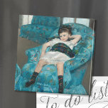 Íman Menina de uma cadeira azul | Mary Cassatt<br><div class="desc">A Menina em uma Cadeira Azul (1878), de Mary Cassatt, é um retrato impressionante de uma jovem que está soltando em uma cadeira de braço azul de tamanho gigante. A pintura captura um momento de relaxamento, com a criança se inclinando casualmente e exuando uma sensação de facilidade juvenil. Os tons...</div>