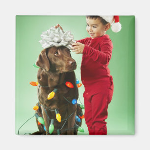 Íman Menino novo que envolve luzes de Natal em torno de