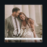 Íman Merci Beaucoup - Favor de Foto de Casamento<br><div class="desc">Elevem os vossos favores de casamento com o nosso belo Magnet Foto de Casamento Merci Beaucoup! É uma maneira deliciosa de expressar gratidão aos seus queridos convidados por fazerem parte do vosso dia especial.Com o seu elegante roteiro "Merci Beaucoup", este ímã transmite a vossa apreciação de uma forma eterno e...</div>