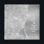 Íman Metálico Personalizado Da Glitter De Prata Glam<br><div class="desc">Personalize facilmente este metal escovado prateado e um magnata brilhante e brilhante ímã com padrão de brilho com seu próprio nome personalizado.</div>