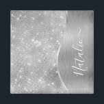 Íman Metálico Personalizado Da Glitter De Prata Glam<br><div class="desc">Personalize facilmente este metal escovado prateado e um magnata brilhante e brilhante ímã com padrão de brilho com seu próprio nome personalizado.</div>