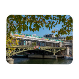 Íman Metro na ponte Bir-Hakeim - Paris, França