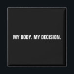 Íman Meu corpo minha decisão de aborto branco negro<br><div class="desc">O meu corpo, a minha decisão, o texto personalizado preto e branco de escolha profissional é um imã moderno minimalista. estilo moderado e elegante minimalista. O movimento pró-escolha dos direitos ao aborto é um movimento sociopolítico nos Estados Unidos que apoia a ideia de que uma mulher deve ter direito legal...</div>
