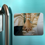 Íman Mínima Trendy Replace Photo Save The Date Card<br><div class="desc">Foto elegante para aniversário de casamento. Você pode facilmente substituir sua foto ao salvar o modelo de data. O convite para o casamento do noivado, cartão com fotos Magnets. Cartão de evento de orçamento para memórias. Simples e na moda guarde a placa de noivado de data. Quer este design em...</div>