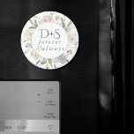Íman Misty Lake | Dusty Floral Always Forever Monograma<br><div class="desc">O romântico "sempre e sempre" pastel de coroa floral favorito com as iniciais de casal apresenta um sofisticado rosa de peônia pintada à mão e um quadro de flores de hydrangea em tons pastel de enfumaçado azul, esbranquiçado, amarelo-marigold mutado e rosa-pincel embelezado por sotaques verdes de louros botânicos. Este lindo...</div>