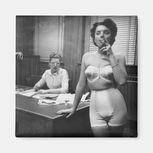 Íman modelo de lingerie fumando num escritório (Frente)