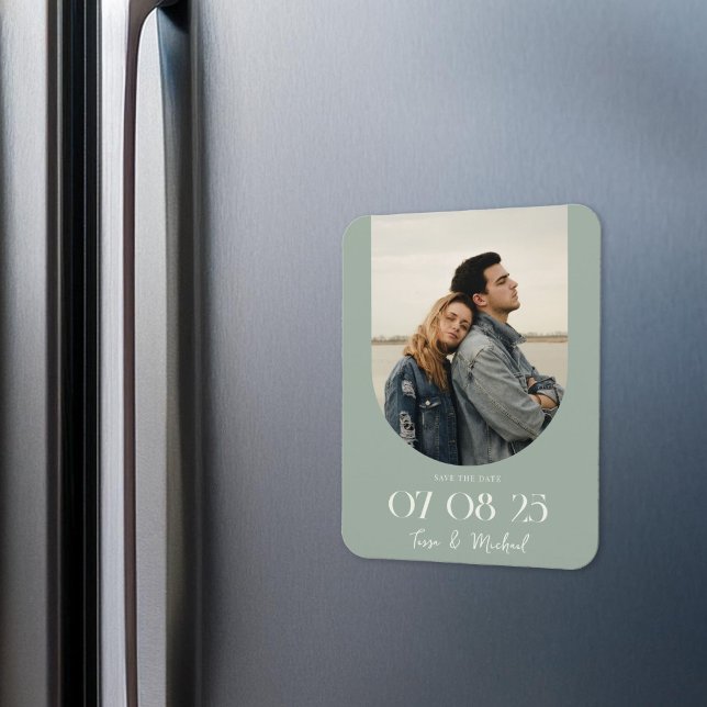 Íman Modern Boho Arch Photo Sage Green Salve a data (Criador carregado)