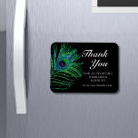 Íman Moderno Glitter Feather Boho Chic Obrigado<br><div class="desc">Moderno Glitter Feather Bho Chic Obrigado Promocional para Pequenas Empresas Magnet apresenta penas de pavão em verde, azul e roxo em um fundo preto com o texto "Obrigado" em elegante e moderna escrita branca de caligrafia. Todas as cores de texto e fundo são personalizáveis. Personalize editando o texto na caixa...</div>