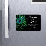 Íman Moderno Glitter Feather Boho Chic Obrigado<br><div class="desc">Moderno Glitter Feather Bho Chic Obrigado Promocional para Pequenas Empresas Magnet apresenta penas de pavão em verde, azul e roxo em um fundo preto com o texto "Obrigado" em elegante e moderna escrita branca de caligrafia. Todas as cores de texto e fundo são personalizáveis. Personalize editando o texto na caixa...</div>