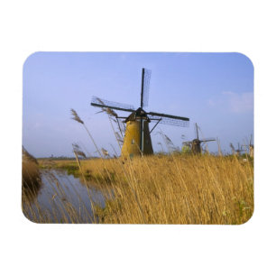 Íman Moinhos de vento ao longo do canal em Kinderdijk, 