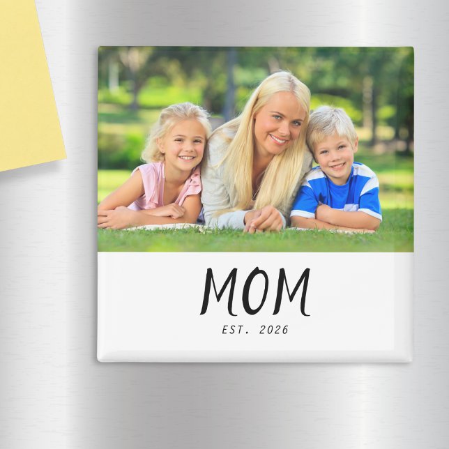 Íman Mom Established Photo Gift Magnet (A magnet with "Mom Est. 2026" text and custom photo)