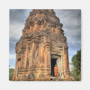 Íman Monge budista de pé na porta do templo