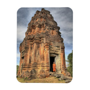 Íman Monge budista em pé na porta do templo