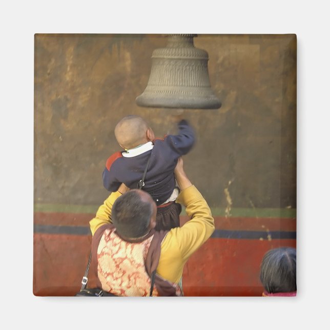 Íman Monge budista tibetano levantando um menino para t (Frente)